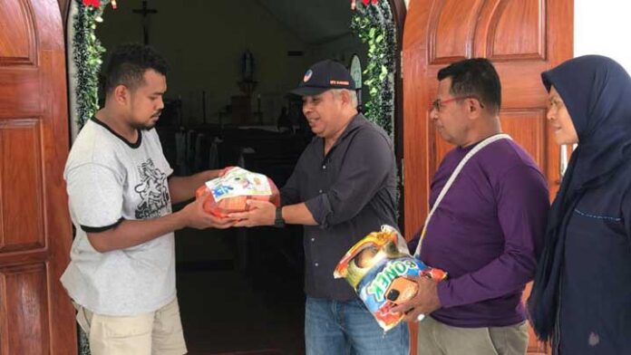 Ketua Nasdem Papua Barat Salurkan 1000 Bingkisan Natal Untuk Warga Kaimana