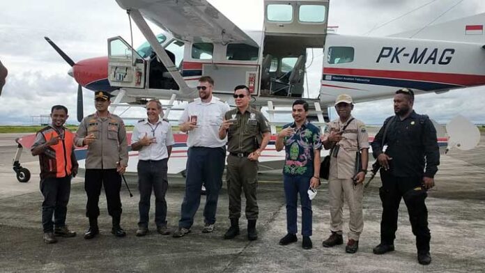 Bupati Kaimana, Kapolres, dan Kadis PUPR Terbang ke Esrotnamba Pakai Pesawat Amfibi