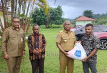 26 Gereja Distrik Manokwari Utara Dapat Kasih Natal Pemprov Papua Barat 26 Gereja Distrik Manokwari Utara Dapat Kasih Natal Pemprov Papua Barat