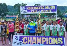 Dominggus Mandacan Beri Uang Pembinaan Juara U-13 Indonesia Muda Cup I Dominggus Mandacan Beri Uang Pembinaan Juara U-13 Indonesia Muda Cup I