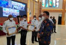 Kanwil Ditjen Perbendaharaan Papua Barat Beri Penghargaan ke 6 Pemkab 3 Satker Kanwil Ditjen Perbendaharaan Papua Barat Beri Penghargaan ke 6 Pemkab 3 Satker