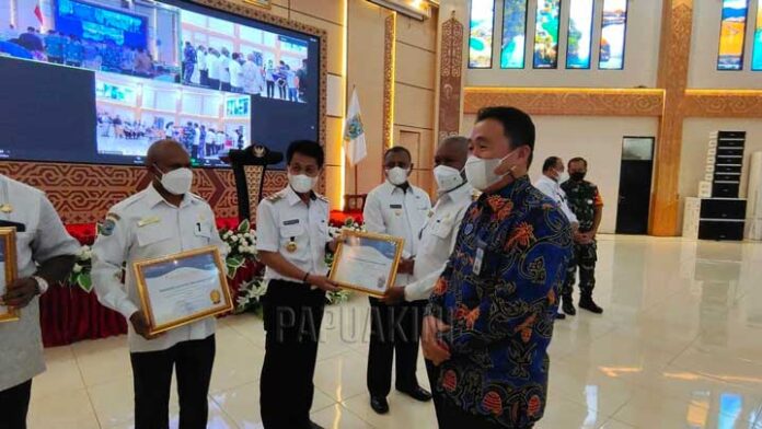 Kanwil Ditjen Perbendaharaan Papua Barat Beri Penghargaan ke 6 Pemkab 3 Satker