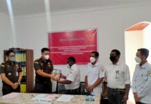 Kejari Kaimana Serahkan Dana Hibah Kelebihan Pembayaran Bawaslu ke Kas Daerah Kejari Kaimana Serahkan Dana Hibah Kelebihan Pembayaran Bawaslu ke Kas Daerah