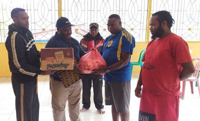 Ketua DPR Papua Barat Bagi Kasih Natal di 5 Kampung Kawasan Mokwam