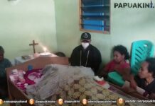 Wakil Bupati Kaimana Datangi Rumah Duka Warga Meninggal Diduga Sehari Setelah Vaksinasi Covid-19