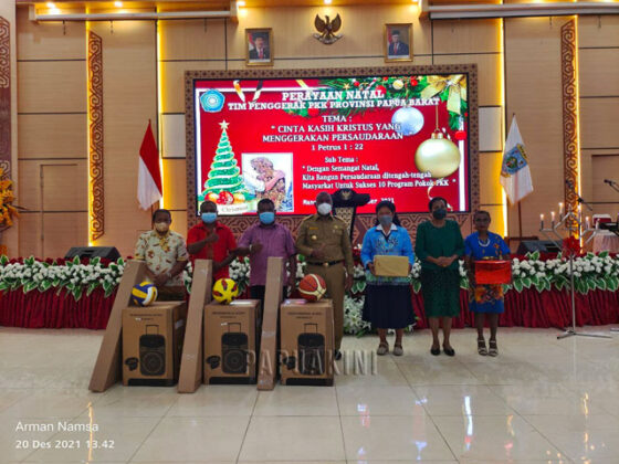 Natal PKK Papua Barat Bagi Bantuan 3 Sekolah dan Yayasan