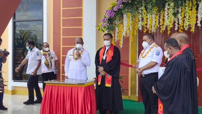 Gubernur Papua Barat dan Bupati Manokwari Resmikan Gereja GKI Bahtera Pasirido