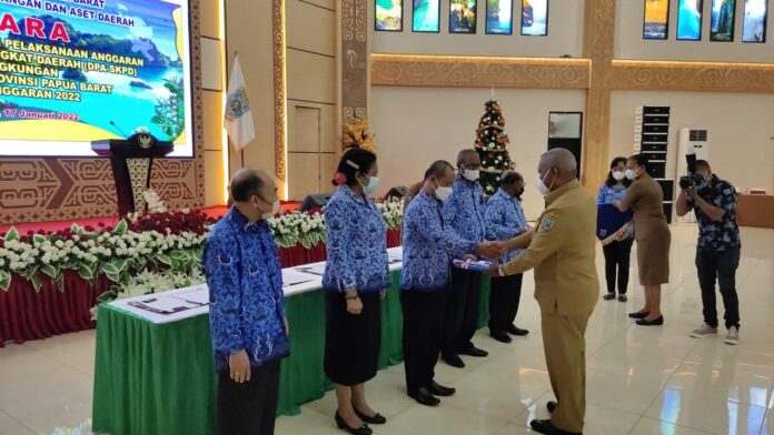 Serahkan DPA SKPD, Gubernur Papua Barat Ingatkan Tepat Sasaran dan Waktu Serta Kualitas