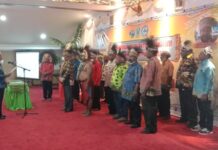 Gubernur Papua Barat Lantik Kepala Suku Kesatuan Masyarakat Adat Byak Gubernur Papua Barat Lantik Kepala Suku Kesatuan Masyarakat Adat Byak