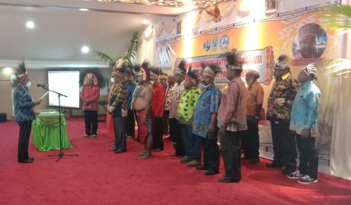 Gubernur Papua Barat Lantik Kepala Suku Kesatuan Masyarakat Adat Byak