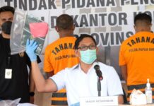 Polda Papua Barat Tangkap 3 Terduga Pencuri Brankas KPU Manokwari Polda Papua Barat Tangkap 3 Terduga Pencuri Brankas KPU Manokwari