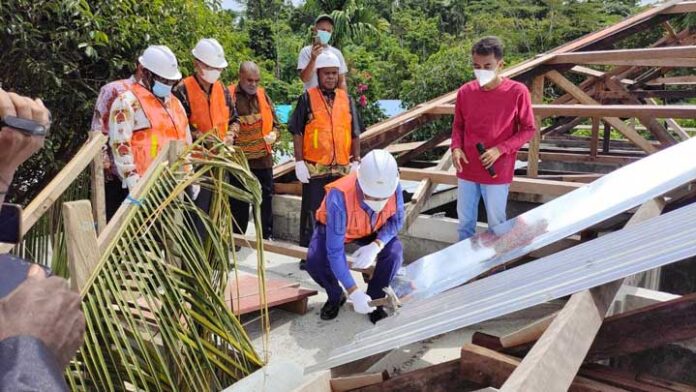 Gubernur Papua Barat Paku Seng Pastori GKI Mara Masni
