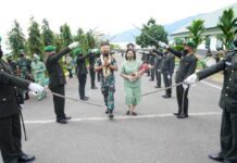 Apel Bersama Prajurit Kodam Kasuari, Mayjen Gabriel Lema Terima Tugas Sebagai Pangdam Baru Apel Bersama Prajurit Kodam Kasuari, Mayjen Gabriel Lema Terima Tugas Sebagai Pangdam Baru