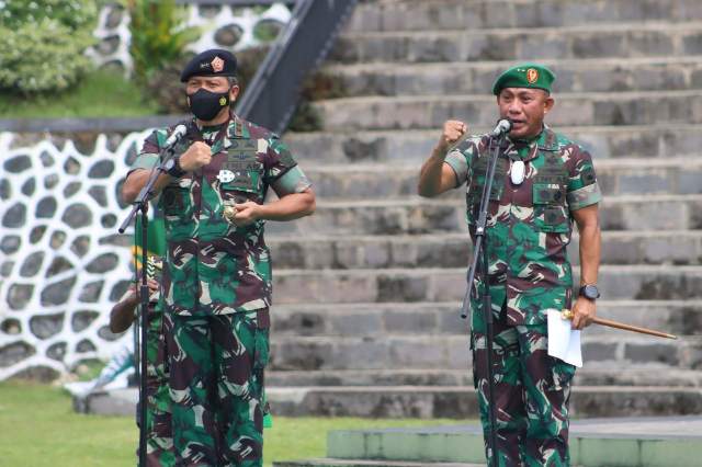 Apel Bersama Prajurit Kodam Kasuari, Mayjen Gabriel Lema Terima Tugas Sebagai Pangdam Baru