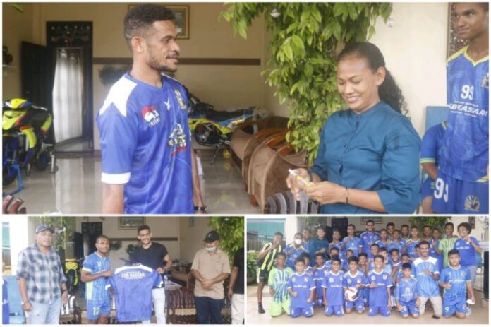 Ricky Kambuaya Beri Motivasi Siswa SSB Kasuari Manokwari
