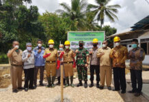 Gubernur Papua Barat Letakkan Batu Pertama GSG dan Tempat Wudhu Masjid Baitul Kautsar Oransbari Gubernur Papua Barat Letakkan Batu Pertama GSG dan Tempat Wudhu Masjid Baitul Kautsar Oransbari