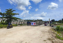 Jembatan Bandara Rendani Dibongkar, Kendaraan Lewat Jembatan Darurat Jembatan Bandara Rendani Dibongkar, Kendaraan Lewat Jembatan Darurat
