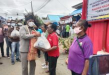 Resmikan Pasar Satu Hati, Gubernur Papua Barat Bantu Sembako Resmikan Pasar Satu Hati, Gubernur Papua Barat Bantu Sembako