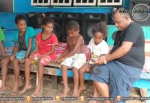 Tonton Gaya Bupati Mansel Motivasi Anak-anak SD di Kampung Murano Kaimana