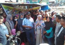 Dominggus Mandacan Bantu Korban Kebakaran Pasar Wosi Dominggus Mandacan Bantu Korban Kebakaran Pasar Wosi