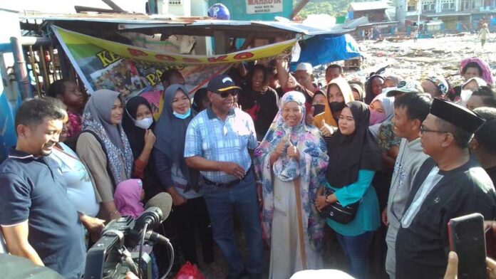 Dominggus Mandacan Bantu Korban Kebakaran Pasar Wosi