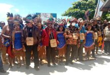 Gubernur Minta Raker I Suku Byak Papua Barat Susun Program Sesuai Visi Misi Pemprov Gubernur Minta Raker I Suku Byak Papua Barat Susun Program Sesuai Visi Misi Pemprov