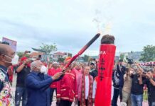 Sesepuh Suku Maluku Papua Barat Nyalakan Obor di HUT Pattimura ke-205 di Manokwari Sesepuh Suku Maluku Papua Barat Nyalakan Obor di HUT Pattimura ke-25 di Manokwari