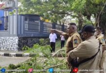 Gaya Tegas Penjabat Gubernur Papua Barat Tangani Palang Jalan Gaya Tegas Penjabat Gubernur Papua Barat Tangani Palang Jalan