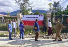 Bapenda Papua Barat dan KPK Pasang Spanduk Belum Bayar Pajak Daerah di Semen Maruni Bapenda Papua Barat dan KPK Pasang Spanduk Belum Bayar Pajak Daerah di Semen Maruni