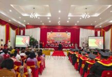 Penaburan Butiran Sagu Warnai Wisuda 108 Lulusan STIH Caritas Papua Penaburan Butiran Sagu Warnai Wisuda 108 Lulusan STIH Caritas Papua