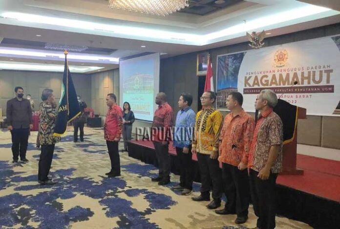 Pengukuhan Kagamahut Papua Barat, Pj Gubernur Minta Transformasi Paradigma Pengelolaan Hutan