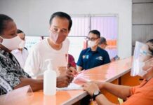 Jokowi Cairkan Perdana BLT BBM di Papua Jokowi Cairkan Perdana BLT BBM di Papua