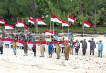 77 Meter Merah Putih Terbentang di Pulau Fani Papua Barat 77 Meter Merah Putih Terbentang di Pulau Fani Papua Barat