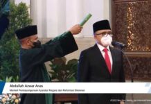 Jokowi Lantik Mantan Bupati Banyuwangi Jadi Menpan RB Jokowi Lantik Mantan Bupati Banyuwangi Jadi Menpan RB