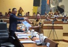Penjabat Gubernur Papua Barat Serahkan Naskah Akademik Pemekaran PBD ke Komisi II DPR RI Penjabat Gubernur Papua Barat Serahkan Naskah Akademik Pemekaran PBD ke Komisi II DPR RI