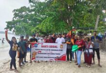 Pemuda dan Pelajar Kei Manokwari Bersih-Bersih Pantai Pasir Putih Pemuda dan Pelajar Kei Manokwari Bersih-Bersih Pantai Pasir Putih