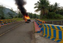 Lakalantas di Andai, Masyarakat Bakar Mobil, Datangi Mapolda Papua Barat Lakalantas di Andai, Masyarakat Bakar Mobil, Datangi Mapolda Papua Barat