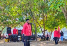 Harlah Pancasila, Ketua PDIP Papua Barat Kibarkan Merah Putih Dalam Laut Harlah Pancasila, Ketua PDIP Papua Barat Kibarkan Merah Putih Dalam Laut