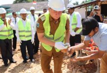 Bupati Kaimana Letakkan Batu Pertama Pembangunan Madrasah Ibtidaiyah Negeri Bupati Kaimana Letakkan Batu Pertama Pembangunan Madrasah Ibtidaiyah Negeri