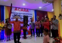 Diberi Parang dan Tameng, Kepala Suku Biak Fakfak Ajak Terus Membangun Bersama Diberi Parang dan Tameng, Kepala Suku Biak Fakfak Ajak Terus Membangun Bersama