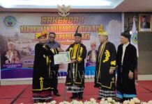 Kepala Suku Besar Arfak Papua Barat Dapat Penghargaan Sultan Buton Kepala Suku Besar Arfak Papua Barat Dapat Penghargaan Sultan Buton