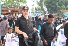 Wujudkan Kaimana Nol Sampah, Bupati Aksi Pungut Sampah Wujudkan Kaimana Nol Sampah, Bupati Aksi Pungut Sampah