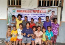 Jalan Kaimana-Wondama dan Bintuni Dipalang, Anggota MRPB Ini Jalan Kaki Malam di Tengah Hutan Jalan Kaimana-Wondama dan Bintuni Dipalang, Anggota MRPB Ini Jalan Kaki Malam di Tengah Hutan