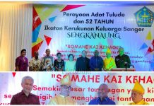 IKK Sanger Sengkanaung Berikan Bendera Kue Tamo Tulude ke Dominggus Mandacan IKK Sanger Sengkanaung Berikan Bendera Kue Tamo Tulude ke Dominggus Mandacan