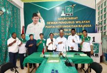 Dominggus Mandacan Masukkan Berkas Pendaftaran Pilgub PKB Papua Barat Dominggus Mandacan Masukkan Berkas Pendaftaran Pilgub PKB Papua Barat