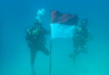 Manokwari Kasuari Dive Kibar Sang Merah Putih di Bawah Laut Manokwari Kasuari Dive Kibar Sang Merah Putih di Bawah Laut