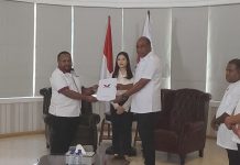 Pilkada Papua Barat Angela Tanoesoedibjo Serahkan B1 KWK ke Doamu Pilkada Papua Barat Angela Tanoesoedibjo Serahkan B1 KWK ke Doamu