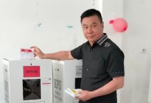 Mencoblos di TPS, Bupati Kaimana Ajak Masyarakat Gunakan Hak Pilih Mencoblos di TPS, Bupati Kaimana Ajak Masyarakat Gunakan Hak Pilih