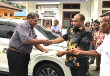 Dewan Adat Kaimana Dapat Mobil dari DPR Papua Barat Dewan Adat Kaimana Dapat Mobil dari DPR Papua Barat