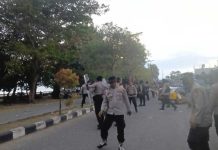 Ricuh Depan Bawaslu Kaimana, Lima Polisi Kena Lemparan Batu
